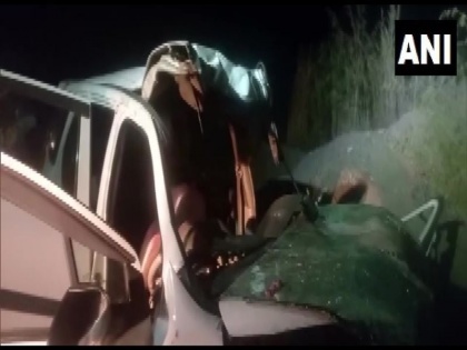 Car collided truck middle night Maharashtra 5 men died spot condition 4 critical Mumbai Pune Expressway | महाराष्ट्र: आधी रात में कार ने ट्रक को मारी जोरदार टक्कर, मौके पर ही 5 पुरूषों की हुई मौत, 4 की हालत नाजुक