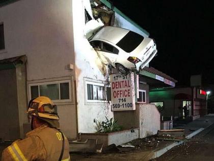 sports car flies and gets stuck in to second floor of a house in california | हवा में उड़कर घर के दूसरे माले में जा घुसी कार, भयानक थी स्पीड sports car flies and gets stuck in to second floor of a house in california | हवा में उड़कर घर के दूसरे माले में जा घुसी कार, भयानक थी स्पीड