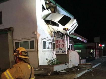 sports car flies and gets stuck in to second floor of a house in california | हवा में उड़कर घर के दूसरे माले में जा घुसी कार, भयानक थी स्पीड