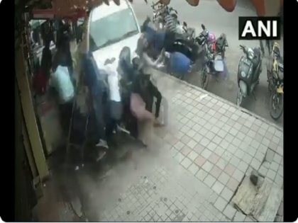 Bengaluru A drunk man drove his car over pedestrians on a footpath 8 to 10 people injured video goes viral | जब सड़क की जगह फुटपाथ पर दौड़ा दी कार, वीडियो में देखें, बेकाबू कार ने एक साथ कैसे उड़ाए 8 से 10 लोग