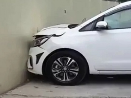 New Kia Car slams into showroom wall video shares by sunil grover goes viral | शो रूम से निकली नई कार और दीवार से टकरा गई, फिर कुछ ऐसी हो गई हालत, देखें वायरल वीडियो