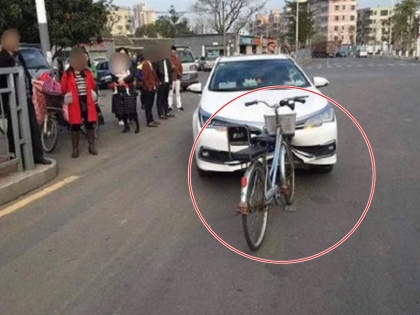 car damaged by bicycle, photo became viral on social media | साइकिल से टकराई कार, उसके बाद हुआ कुछ ऐसा, सभी रह गए दंग