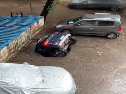 Scary visuals from Mumbais Ghatkoper area where a car drowned in few seconds | कुछ ही क्षणों में देखते ही देखते जमीन में समा गई कार, लोगों को नहीं आ रहा यकीन, देखें वीडियो