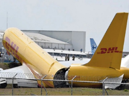 Cargo Plane splits in two after crash landing at Costa Rica airport, watch viral video | इमरजेंसी लैंडिंग के दौरान दो टुकड़ों में बंट गया प्लेन, सोशल मीडिया पर वायरल हुआ हादसे का वीडियो