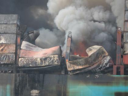 Mumbai: cargo vessel on fire creates danger of environment, 3 sailors is fragile | मालवाहक जहाज की आग ना बुझने से पर्यावरण त्रासदी का खतरा, 3 नाविकों की हालत नाजुक