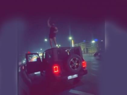 Video of young man dancing on the roof of a moving vehicle in Noida goes viral challan of Rs 38,000 imposed | Noida Viral Video:'थार' की छत पर खड़ा बिना कपड़ों के डांस करता दिखा शख्स, नोएडा रोड पर दिखा नजारा; कटा 38 हजार का चालान Video of young man dancing on the roof of a moving vehicle in Noida goes viral challan of Rs 38,000 imposed | Noida Viral Video:'थार' की छत पर खड़ा बिना कपड़ों के डांस करता दिखा शख्स, नोएडा रोड पर दिखा नजारा; कटा 38 हजार का चालान
