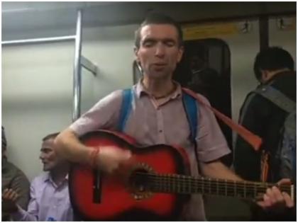 castro singing a Russian song in delhi metro | वीडियो: दिल्ली मेट्रो में गाना गाकर इस विदेशी ने लूटी वाह-वाही!