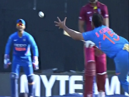 Bhuvneshwar Kumar stuns Roston Chase with sensational return catch in 2nd ODI against Windies | Video: भुवनेश्वर कुमार ने अपनी ही गेंद पर बाएं हाथ से लिया कैच, बल्लेबाज भी हुआ हैरान
