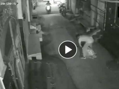 Jewellery and mobile phone of a woman snatched by thieves in Delhi | राजधानी दिल्ली में महिलाओं के सुरक्षित नहीं हैं 'गले', CCTV वीडियो में देखिए कैसे दिया वारदात को अंजाम 