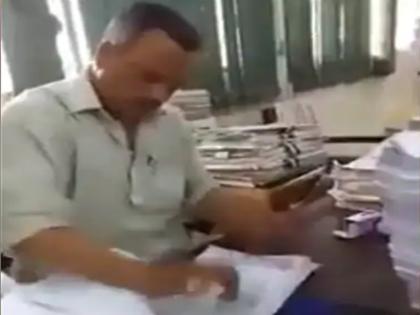 viral video ips officer reacts funny on government employee working so fast like machine in office internet stuns | गजब! आदमी है या मशीन, सरकारी संस्थान में इतनी तेजी से भला कोई काम करता है क्या viral video ips officer reacts funny on government employee working so fast like machine in office internet stuns | गजब! आदमी है या मशीन, सरकारी संस्थान में इतनी तेजी से भला कोई काम करता है क्या