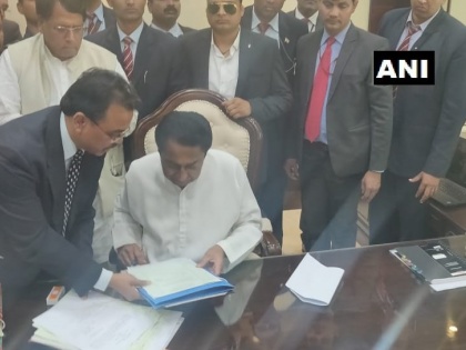 Madhya Pradesh Chief Minister Kamal Nath signs on the files for farm loan waiver | शपथ लेते ही एक्शन में मुख्यमंत्री कमलनाथ, मध्यप्रदेश में किसानों का कर्ज किया माफ