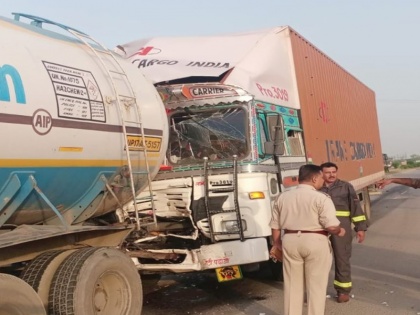 Truck rams milk tanker in Jalgaon five killed four injured | जलगांव में ट्रक ने दूध के टैंकर को मारी टक्कर, पांच लोगों की मौत, चार घायल