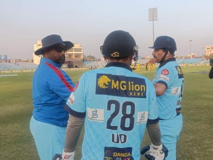 CCL 2023 Bhojpuri Dabang beat Chennai Rhinos Manoj Tiwari team Nirhua Rani Chatterjee Amrapali Dubey watch match | CCL 2023: भोजपुरी दबंग ने चेन्नई राइनोज को हराया, मनोज तिवारी की टीम ने किया कमाल, मैच देखने पहुंचीं रानी चटर्जी और आम्रपाली दुबे