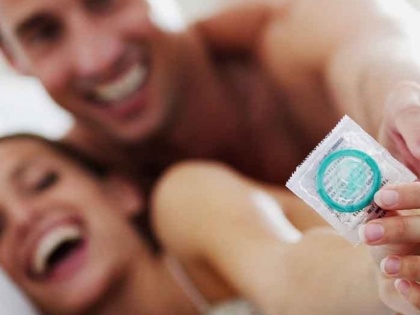 International condom day: 6 common mistakes made by the couples | International condom day 2018: कंडोम पहनने के मामले में ये 6 बड़ी गलतियां कर बैठते हैं लड़के-लड़कियां 