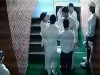 south africa vs australia durban test david warner altercation cctv video with quinton de kock | SA Vs AUS: डेविड वॉर्नर विवादों में, ड्रेसिंग रूम लौटते हुए क्विंटन डि कॉक से भिड़े