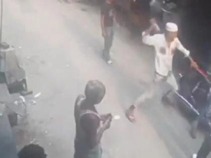 A man stabbed his girlfriend's family to death in Delhi, the entire incident was caught on CCTV | दिल्ली में एक शख्स का प्रेमिका के परिवार वालों ने सरेआम किया मर्डर, सीसीटीवी में कैद हुई पूरी वारदात