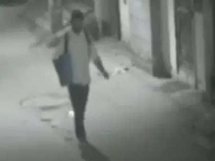 Delhi Murder Case CCTV footage shows Aaftab walking with bag outside his home | श्रद्धा मर्डर केस: आफताब का अपने घर के बाहर बैग लादकर जाते हुए सीसीटीवी फुटेज आया सामने, श्रद्धा के बॉडी पार्ट्स को ले जाने का शक