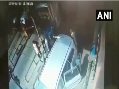 Son of BJP MLA PoPoran Prakash & his supporters thrashed a toll employee at Mahuvan toll plaza | BJP विधायक के बेटे ने दिखाई दबंगई, गाड़ी रोकने पर टोल कर्मी की कर दी पिटाई