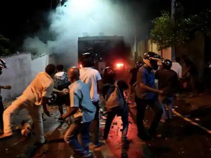 Late-Night Protest By Thousands Near Lanka President Home Cops Bus Burnt in midst an economic crisis | आर्थिक संकट गहराने के बीच श्रीलंका के राष्ट्रपति आवास के सामने देर रात हजारों लोगों का विरोध प्रदर्शन, पुलिस बस में लगाई आग