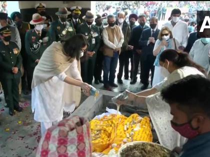 CDS Bipin Rawat Funeral his wife Madhulika Rawat laid rest same pyre cremation daughters Kritika and Tarini performed TamilNadu Chopper Crash | CDS Bipin Rawat Funeral: अंतिम समय में भी साथ-साथ, जनरल रावत और उनकी पत्नी के पार्थिव शरीर एक ही चिता पर रखे गए, देखें फोटो CDS Bipin Rawat Funeral his wife Madhulika Rawat laid rest same pyre cremation daughters Kritika and Tarini performed TamilNadu Chopper Crash | CDS Bipin Rawat Funeral: अंतिम समय में भी साथ-साथ, जनरल रावत और उनकी पत्नी के पार्थिव शरीर एक ही चिता पर रखे गए, देखें फोटो