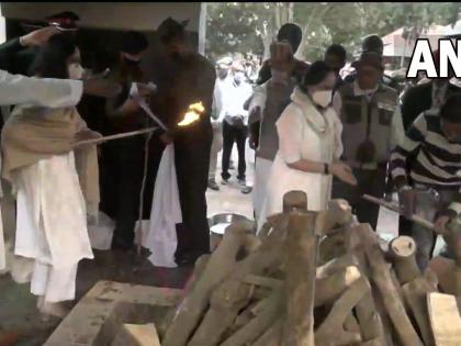 CDS Bipin Rawat Funeral wife Madhulika Rawat Brar Square crematorium Delhi Cantonment | CDS Bipin Rawat Funeral: अलविदा CDS बिपिन रावत, बेटी ने दी मुखाग्नि, 17 तोपों से सलामी, देखें वायरल तस्वीरें