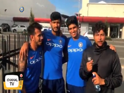india vs new zealand rohit sharma turns cameraman shubman gill debut for chahal tv | IND Vs NZ: चौथे वनडे से पहले रोहित शर्मा बने कैमरामैन, 'चहल टीवी' पर शुभमन गिल ने कही ये बात