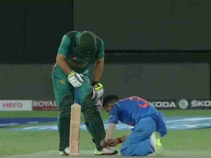 Asia Cup 2018: Yuzvendra Chahal wins hearts with his on-field gesture vs Pakistan | एशिया कप: युजवेंद्र चहल ने मैदान में कुछ यूं की पाकिस्तानी खिलाड़ी की 'मदद', सोशल मीडिया में जमकर हुई तारीफ