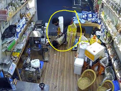 Chain looted from woman on the basis of pistol in Delhi Rohini CCTV video surfaced | देखें वीडियो: दिल्ली में बंदूक की नोक पर महिला से लूटी चैन, दुकान में गिरी लेकिन... Chain looted from woman on the basis of pistol in Delhi Rohini CCTV video surfaced | देखें वीडियो: दिल्ली में बंदूक की नोक पर महिला से लूटी चैन, दुकान में गिरी लेकिन...