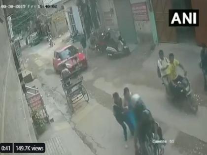 Bike borne chain snatchers caught red-handed by a woman and her daughter in Nangloi Delhi | दिल्ली में मां-बेटी ने सोने की चेन छीन कर भाग रहे बदमाश को पकड़ा, वायरल हुआ वीडियो