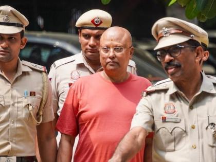 17 female students sexually harassed Chaitanyananda Saraswati questioned 2 female colleagues found chatting several women obscene photos phone police Air Hostesses | 17 छात्राओं का यौन उत्पीड़न, 2 महिला सहयोगियों के साथ बैठाकर चैतन्यानंद सरस्वती से पूछताछ, फोन में कई महिलाओं के साथ ‘चैट’ और अश्लील फोटो