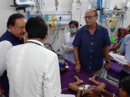 Bihar: Dr Harsh Vardhan & Ashwini Choubey meet patients & their families at Muzaffarpur | बिहारः मरीजों का हाल जानने SKMC अस्पताल पहुंचे स्वास्थ्य मंत्री, मुजफ्फरपुर में चमकी बुखार से 84 बच्चों की मौत