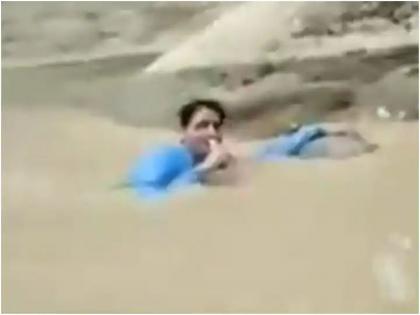 Chand Nawab 2.0 Pakistani reporter did brave report while drowning rainy drain said I know swimming watch video | चांद नवाब 2.0: बरसाती नाले में डूबते हुए पाकिस्तानी रिपोर्टर ने की जांबाज रिपोर्टिंग, कहा- मैं तैराकी जानता हूं, देखें वीडियो