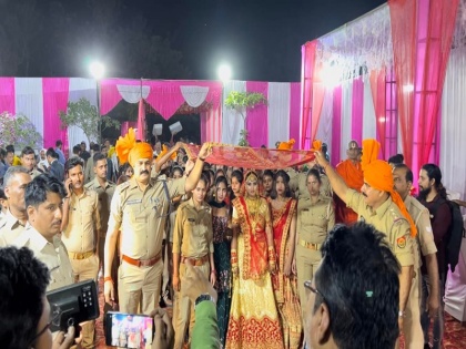 UP Chandauli Deputy SP Anirudh Singh with other policemen help poor girl married Shikha weds with pomp without any dowry | चंदौली: डिप्टी एसपी के साथ अन्य पुलिसवालों ने मिलकर गरीब लड़की की कराई शादी, बिना किसी दहेज का यूं हुआ शिखा का धूमधाम से विवाह