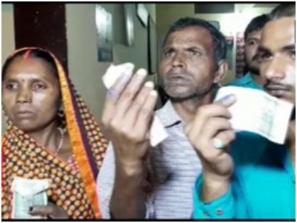 Chandauli: Residents of Tara Jivanpur village allege ink was forcefully applied to their fingers | चुनाव से पहले ही दलितों के हाथ में लगा दी स्याही, वोट ना देने की कीमत 500 रुपये!