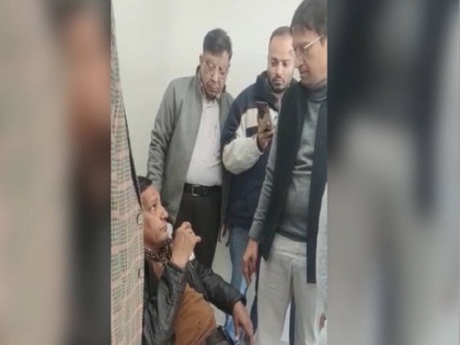 Chandigarh IAS officer Yashpal Garg gave CPR to man who collapsed in Housing Board office | चंडीगढ़ में आईएएस ऑफिसर ने सीपीआर देकर बचाई व्यक्ति की जान, वायरल हुआ वीडियो