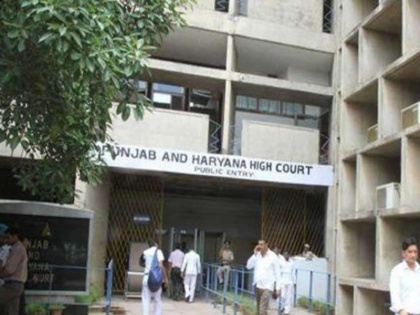 girl slapped boy in chandigarh court | लड़की ने आरोपी को कोर्ट में मारा थप्पड़, छेड़खानी से थी परेशान