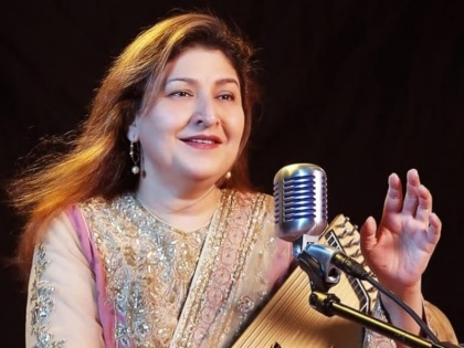 Chandana Dixit recalls singing Husn Hai Suhana for original Coolie No 1 | गोविंदा-करिश्मा या वरुण-सारा? 'हुस्न है सुहाना' गाना गाने वाली चंदना दीक्षित ने बताया किसकी जोड़ी ने किया कमाल