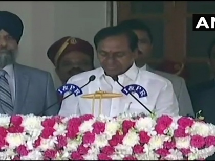 Hyderabad: K Chandrasekhar Rao takes oath as the Chief Minister of Telangana | तेलंगाना: केसीआर ने दूसरी बार मुख्यमंत्री पद की शपथ ली