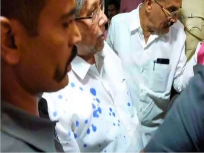 Bhim Army Worker Throws Ink At Maharashtra Minister Chandrakant Patil At Solapur Guest House | VIDEO: सोलापुर गेस्ट हाउस में भीम आर्मी के कार्यकर्ता ने महाराष्ट्र के मंत्री चंद्रकांत पाटिल पर फेंकी स्याही