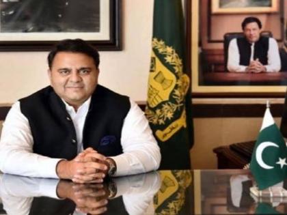 chandrayaan-2 pakistani minister fawad hussain says indian toy landed in mumbai instead of moon | चंद्रयान-2 पर पाकिस्तानी मंत्री ने ट्वीट करके कसा तंज, भारत-पाक यूजर्स ने लगाई जमकर लताड़
