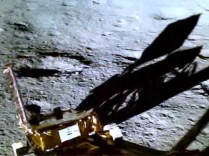 Chandrayaan 3 Pragyan rover comes out of Vikram lander walks on Moon ISRO shares video | Chandrayaan 3: विक्रम लैंडर से निकला प्रज्ञान रोवर, चंद्रमा पर रखा कदम, ISRO ने शेयर किया वीडियो
