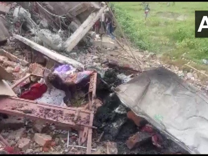 Saran Explosion illegal firecracker factory five people died condition 5 deteriorated 10 people buried under debris bihar police | सारणः अवैध पटाखा फैक्ट्री में विस्फोट, पांच लोगों की गई जान, 5 की हालत खराब, मलबे में 10 लोग दबे