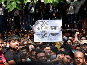 The ICAI formed a committee to examine the examination process after protesting CA candidates | ICAI ने CA परीक्षार्थियों के विरोध के बाद परीक्षा प्रक्रिया जांच के लिये समिति बनाई The ICAI formed a committee to examine the examination process after protesting CA candidates | ICAI ने CA परीक्षार्थियों के विरोध के बाद परीक्षा प्रक्रिया जांच के लिये समिति बनाई