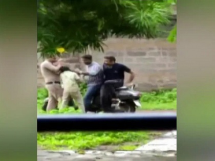 3 Chhattisgarh Cops Seen Assaulting Boy, Suspended After Video Goes Viral | छत्तीसगढ़ पुलिस ने 10 वर्षीय बच्चे को पीटा, वीडियो वायरल होने के बाद 3 पुलिसकर्मी निलंबित