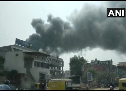 Gujarat: Fire breaks out at a chemical factory in Tulip Estate of Ahmedabad city | अहमदाबादः केमिकल फैट्री में लगी भीषण आग, दमकल की 17 गाड़ियां बुझाने का कर रहीं प्रयास