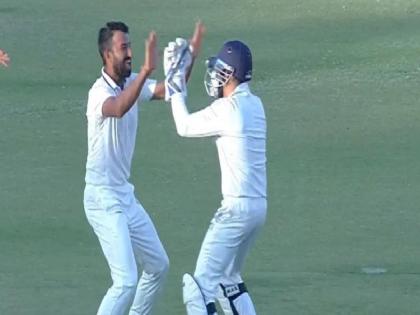 Ranji Trophy: Cheteshwar Pujara picks a wicket, gets trolled by Shikhar Dhawan | चेतेश्वर पुजारा ने गेंदबाजी में कमाल करते हुए झटका विकेट, शिखर धवन ने कर दिया ट्रोल, देखें वीडियो