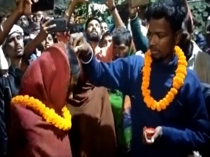 Husband gets wife and lover married in Chhapra, Bihar | बीवी के इश्क को पति ने माना सच्चा, प्रेमी से पत्नी की मांग में भरवाया सिंदूर, भिंगी पलकों से किया विदा, जानिए इस इमोशनल किस्से को