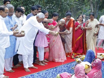 Chhath Puja 2025 CM Nitish Kumar offered prayers to the setting sun watch videos related to the grand festival of Chhath | Chhath Puja 2025: सीएम नीतीश कुमार ने डूबते सूर्य को दिया अर्घ्य, देखें लोक आस्था के महापर्व छठ से जुड़े वीडियो Chhath Puja 2025 CM Nitish Kumar offered prayers to the setting sun watch videos related to the grand festival of Chhath | Chhath Puja 2025: सीएम नीतीश कुमार ने डूबते सूर्य को दिया अर्घ्य, देखें लोक आस्था के महापर्व छठ से जुड़े वीडियो