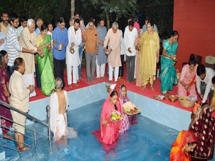 Four-day Mahaparv Chhath Puja concluded with offering Arghya to the rising Lord Bhaskar | उदीयमान भगवान भास्‍कर को अर्घ्य देने के साथ ही संपन्न हुआ चार दिवसीय महापर्व छठ पूजा