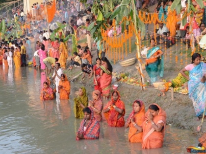 Chhath Puja 2023 The devotees completed the first phase by offering Arghya to Lord Bhaskar | Chhath Puja 2023: अस्तचलगामी भगवान भास्कर को अर्घ्य देने के साथ ही व्रतियों ने पूरा किया पहला चरण, सोमवार की सुबह देंगी उदयगामी सूर्य को अर्घ्य